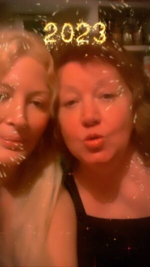 Loana Petrucciani Instagram - Maman et moi ont vous souhaite une année pleines de folie et d’amour.. Bonne année mes loulous 🤣💖