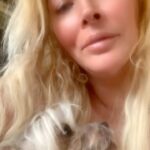 Loana Petrucciani Instagram - Quelle horreur d’avoir lu certains commentaires sur la photo réveil câlin 🥰 avec mon Titi… IL DORMAIT et on ne voyait que son oreille et n’en déplaise à pas mal , OUI on n’a la même couleur lui de poils il est blond comme moi.. Voyez la comparaison sur la vidéo !!! Un petit, grand, géant MERCI POUR CEUX QUI ONT TOUT COMPRIS de cette jolie photo auprès de mon chien d’amour, mon Titi 🐶🐶 ✨🌺🌺 💕 💖 loana #beauty ##frenchgirl #miroir #naturalmakeup #loveyou #influenceuse #romantic #women #selfie #love #heart #sweet #friends #blondebombshell #love #heart #sweet #friends #blondebombshell #🧡love #heart #sweet #friends #blondebombshell #chienchinoisacrete #lovemydog #lovemylife #amour #amourinconditionnel #amourdemavie❤️