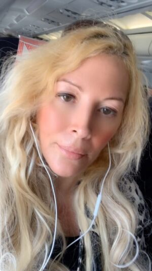 Loana Petrucciani Instagram - Décollage pour Paris vers mon avenir qui vous plaira .. Je vous embrasse et pense fort à vous…🩷🩷🩷 bisous 😘 💕 love mes loulous 💕💕💕💕 💖💖💖 💖 💖💖💖💖💖💖💖💖 ✨🌺🌺 💕 💖 loana #beauty ##frenchgirl #miroir #naturalmakeup #loveyou #influenceuse #romantic #women #selfie #love #heart #sweet #friends #blondebombshell  #love #heart #sweet #friends #blondebombshell #🧡