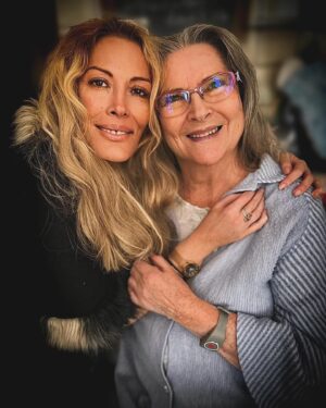 Loana Petrucciani Instagram - Avec Maman à Eryl Prayer @eryl_prayer , mon 🐨 : Marie.. 💕 Ma deuxième maman et la mamie à Titi 🫶 Bisous mes loulous 🩷❤️🧡💛 🫶🫶🫶 Love U 🩷🩷🩷🩷🩷 💕💕💕 💖💖💖 💖 💖💖💖💖💖💖💖💖 ✨🌺🌺 💕 💖 loana #beauty ##frenchgirl #miroir #naturalmakeup #loveyou #influenceuse #romantic #women #selfie #love #heart #sweet #friends #blondebombshell  #love #heart #sweet #friends #blondebombshell #🧡