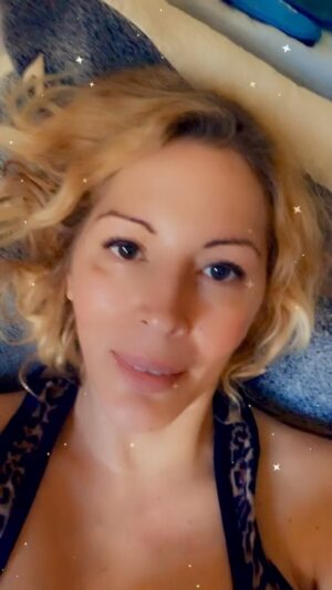Loana Petrucciani Instagram - Bisous mes loulous ✨✨💖💖 loana #beauty ##frenchgirl #miroir #naturalmakeup #loveyou #influenceuse #romantic #women #selfie #love #heart #sweet #friends #blondebombshell  #love #heart #sweet #friends #blondebombshell #🧡