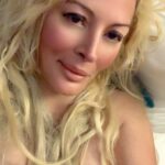 Loana Petrucciani Instagram - Hop, hop, hop !!! Je viens de voir sur moi des infos complètement fausses … Je ne suis dans aucune difficultés financières, je l’ai été, oui c’est c’est vrai.. Je ne postule pas pour même pour être caissière ou autre même si dans l’urgence j’en serai capable.. J’ai un énorme projet avec Amazon sur la télé réalité et je suis dedans parce que j’ai été la première gagnante de ce premier jeu de télé réalité Tout va bien pour moi et mon Titi…N’en déplaise à mes détracteurs et j’adresse plein d’amour à ceux qui me protègent et me défendent…Je me mets nue face à vous pour la vérité et pudique parce que c’est moi 💕💕💕💕 💖💖💖 💖 💖💖💖💖💖💖💖💖 ✨🌺🌺 💕 💖 loana #beauty ##frenchgirl #miroir #naturalmakeup #loveyou #influenceuse #romantic #women #selfie #love #heart #sweet #friends #blondebombshell #love #heart #sweet #friends #blondebombshell #🧡