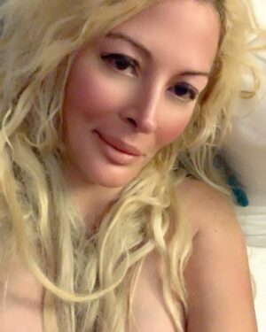 Loana Petrucciani Instagram - Hop, hop, hop !!! Je viens de voir  sur moi des infos complètement fausses … Je ne suis dans aucune difficultés financières, je l’ai été, oui c’est c’est vrai.. Je ne postule pas pour même pour être caissière ou autre même si dans l’urgence j’en serai capable.. J’ai un énorme projet avec Amazon sur la télé réalité et je suis dedans parce que j’ai été la première gagnante de ce premier jeu de télé réalité Tout va bien pour moi  et mon Titi…N’en déplaise à mes détracteurs et j’adresse plein d’amour à ceux qui me protègent et me défendent…Je me mets nue face à vous pour la vérité et pudique parce que c’est moi 💕💕💕💕 💖💖💖 💖 💖💖💖💖💖💖💖💖 ✨🌺🌺 💕 💖 loana #beauty ##frenchgirl #miroir #naturalmakeup #loveyou #influenceuse #romantic #women #selfie #love #heart #sweet #friends #blondebombshell  #love #heart #sweet #friends #blondebombshell #🧡