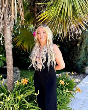 Loana Petrucciani Instagram - Version romantique 💕 love mes loulous 💕💕💕💕 💖💖💖 💖 💖💖💖💖💖💖💖💖 ✨🌺🌺 💕 💖 loana #beauty ##frenchgirl #miroir #naturalmakeup #loveyou #influenceuse #romantic #women #selfie #love #heart #sweet #friends #blondebombshell  #love #heart #sweet #friends #blondebombshell #🧡