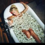Loana Petrucciani Instagram – Un petit bain tranquille : séance photo très agréable 😋.. Ça change de la piscine, vaut mieux être seule que…… 😂Enfin voilà, j’ai pas besoin d’écrire… Bisous mes loulous 💖💖💖 💖 loana #beauty ##frenchgirl #miroir #naturalmakeup #loveyou #influenceuse #romantic #women #selfie #love #heart #sweet #friends #blondebombshell  #love #heart #sweet #friends #blondebombshell #🧡 Mes loulous juste pour vous rappeler que si vous voulez faire une dédicace personnalisé de moi à qui vous voulez ou même vous même pour n’importe quelle occasion ou juste pour faire plaisir .. Vous pour pouvez me retrouver sur le site Vidoleo