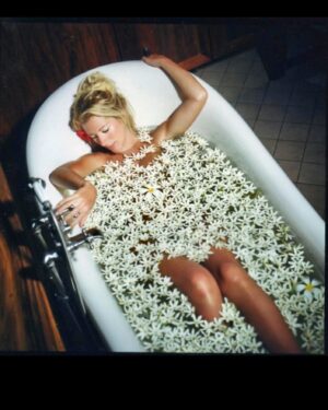 Loana Petrucciani Instagram - Un petit bain tranquille : séance photo très agréable 😋.. Ça change de la piscine, vaut mieux être seule que…… 😂Enfin voilà, j’ai pas besoin d’écrire… Bisous mes loulous 💖💖💖 💖 loana #beauty ##frenchgirl #miroir #naturalmakeup #loveyou #influenceuse #romantic #women #selfie #love #heart #sweet #friends #blondebombshell  #love #heart #sweet #friends #blondebombshell #🧡 Mes loulous juste pour vous rappeler que si vous voulez faire une dédicace personnalisé de moi à qui vous voulez ou même vous même pour n’importe quelle occasion ou juste pour faire plaisir .. Vous pour pouvez me retrouver sur le site Vidoleo