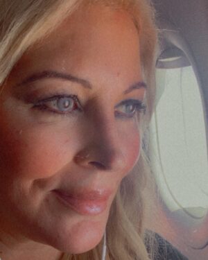 Loana Petrucciani Instagram - Prête pour le travail en route pour Paris… Bisous mes loulous 💖 et oui j’ai mis mes lentilles pour faire joli j’aime changer, voilà ça empêchera certains commentaires mais le principal c’est que je pense à vous et avec plaisir depuis toujours….. 💖 loana #beauty ##frenchgirl #miroir #naturalmakeup #loveyou #influenceuse #romantic #women #selfie #love #heart #sweet #friends #blondebombshell  #love #heart #sweet #friends #blondebombshell #🧡 Mes loulous juste pour vous rappeler que si vous voulez faire une dédicace personnalisé de moi à qui vous voulez ou même vous même pour n’importe quelle occasion ou juste pour faire plaisir .. Vous pour pouvez me retrouver sur le site Vidoleo