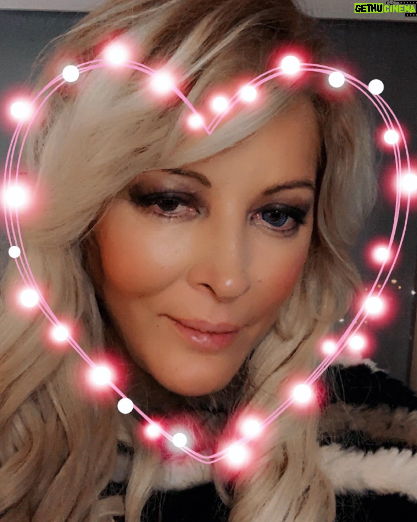 Loana Petrucciani Instagram - Juste pour vous dire que je vous aime 💖 Gros bisous mes Loulous 💕💝 🤗 💖 loana #beauty ##frenchgirl #miroir #naturalmakeup #loveyou #influenceuse #romantic #women #selfie #love #heart #sweet #friends #blondebombshell #love #heart #sweet #friends #blondebombshell #🧡 Mes loulous juste pour vous rappeler que si vous voulez faire une dédicace personnalisé de moi à qui vous voulez ou même vous même pour n’importe quelle occasion ou juste pour faire plaisir .. Vous pour pouvez me retrouver sur le site Vidoleo
