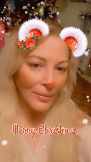 Loana Petrucciani Instagram - Sexy Mère Noël, non ??😂💖💖💖💖 loana #beauty ##frenchgirl #miroir #naturalmakeup #loveyou #influenceuse #romantic #women #selfie #love #heart #sweet #friends #blondebombshell  #love #heart #sweet #friends #blondebombshell #🧡 Mes loulous juste pour vous rappeler que si vous voulez faire une dédicace personnalisé de moi à qui vous voulez ou même vous même pour n’importe quelle occasion ou juste pour faire plaisir .. Vous pour pouvez me retrouver sur le site Vidoleo