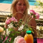 Loana Petrucciani Instagram - Parmi les fleurs 🌷 love mes loulous 💕💕💕💕 💖💖💖 💖 💖💖💖💖💖💖💖💖 ✨🌺🌺 💕 💖 loana #beauty ##frenchgirl #miroir #naturalmakeup #loveyou #influenceuse #romantic #women #selfie #love #heart #sweet #friends #blondebombshell #love #heart #sweet #friends #blondebombshell #🧡