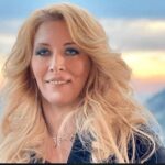 Loana Petrucciani Instagram – Lever de soleil sur la Côte d’Azur .😊 Plein de gros bisous 😘 mes loulous 💖💖 et bonne journée…💖 loana #beauty ##frenchgirl #miroir #naturalmakeup #loveyou #influenceuse #romantic #women #selfie #love #heart #sweet #friends #blondebombshell  #love #heart #sweet #friends #blondebombshell #🧡 Mes loulous juste pour vous rappeler que si vous voulez faire une dédicace personnalisé de moi à qui vous voulez ou même vous même pour n’importe quelle occasion ou juste pour faire plaisir .. Vous pour pouvez me retrouver sur le site Vidoleo