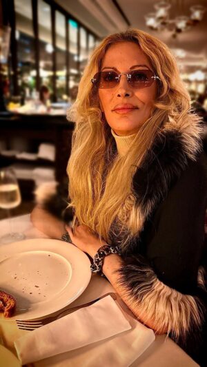 Loana Petrucciani Instagram - Voilà pourquoi @eryl_prayer est devenu mon koala 🐨, mon grand frère au cœur ❤️ tendre … 🥰 gros bisous de nous 💋💋 🫶🫶 Love U 🩷🩷🩷🩷🩷 💕💕💕 💖💖💖 💖 💖💖💖💖💖💖💖💖 ✨🌺🌺 💕 💖 loana #beauty ##frenchgirl #miroir #naturalmakeup #loveyou #influenceuse #romantic #women #selfie #love #heart #sweet #friends #blondebombshell  #love #heart #sweet #friends #blondebombshell #🧡