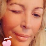 Loana Petrucciani Instagram - Bon réveillon 🎉 et plein d’amour 💖 😰 loana #beauty ##frenchgirl #miroir #naturalmakeup #loveyou #influenceuse #romantic #women #selfie #love #heart #sweet #friends #blondebombshell #love #heart #sweet #friends #blondebombshell #🧡 Mes loulous juste pour vous rappeler que si vous voulez faire une dédicace personnalisé de moi à qui vous voulez ou même vous même pour n’importe quelle occasion ou juste pour faire plaisir .. Vous pour pouvez me retrouver sur le site Vidoleo