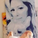 Loana Petrucciani Instagram - Je recherche la personne qui avait peint ce portrait de Titi et moi.. Je l’aime vraiment énormément.. On me l’a volé avec plein d’autres choses comme bijoux TOUS !!! sous vêtements, tableaux, 3 aquariums, 2 imprimantes laser, livres, vêtements, vaisselle, etc etc … Je ne sais pas 🤷‍♀️ pourquoi.. Lors du transfert de mes affaires de Paris à Cannes à cause de Nicolas ( merci 👏👏👏👏👏 les amis 🤬🤬🤬) .. Mais voilà je voudrai retrouver la personne qui m’avait fait cette merveille de Titi et moi que j’aurai espéré garder pour toujours…💖 loana #beauty ##frenchgirl #miroir #naturalmakeup #loveyou #influenceuse #romantic #women #selfie #love #heart #sweet #friends #blondebombshell #love #heart #sweet #friends #blondebombshell #🧡love #heart #sweet #friends #blondebombshell #chienchinoisacrete #lovemydog #lovemylife #amour #amourinconditionnel #amourdemavie❤️