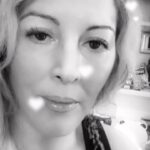 Loana Petrucciani Instagram - Bisous mes loulous 💖💖Bon réveillon 🎉 😰 loana #beauty ##frenchgirl #miroir #naturalmakeup #loveyou #influenceuse #romantic #women #selfie #love #heart #sweet #friends #blondebombshell #love #heart #sweet #friends #blondebombshell #🧡 Mes loulous juste pour vous rappeler que si vous voulez faire une dédicace personnalisé de moi à qui vous voulez ou même vous même pour n’importe quelle occasion ou juste pour faire plaisir .. Vous pour pouvez me retrouver sur le site Vidoleo