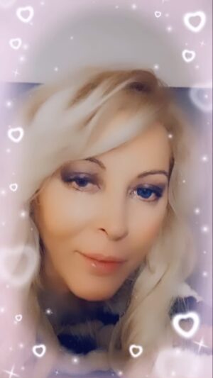 Loana Petrucciani Instagram - Coucou mes loulous 💝💖 juste vous souhaiter une bonne journée … Un peu de douceur dans ce mon de brutes ❤️🧡💛💚💜💘💞 loana #beauty ##frenchgirl #miroir #naturalmakeup #loveyou #influenceuse #romantic #women #selfie #love #heart #sweet #friends #blondebombshell  #love #heart #sweet #friends #blondebombshell #🧡Mes loulous juste pour vous rappeler que si vous voulez faire une dédicace personnalisé de moi à qui vous voulez ou même vous même pour n’importe quelle occasion ou juste pour faire plaisir .. Vous pour pouvez me retrouver sur le site Vidoleo