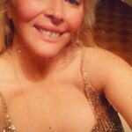 Loana Petrucciani Instagram - Bonne année mes loulous 💖 💖 loana #beauty ##frenchgirl #miroir #naturalmakeup #loveyou #influenceuse #romantic #women #selfie #love #heart #sweet #friends #blondebombshell #love #heart #sweet #friends #blondebombshell #🧡 Mes loulous juste pour vous rappeler que si vous voulez faire une dédicace personnalisé de moi à qui vous voulez ou même vous même pour n’importe quelle occasion ou juste pour faire plaisir .. Vous pour pouvez me retrouver sur le site Vidoleo