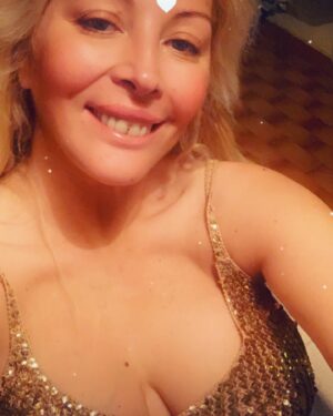 Loana Petrucciani Instagram - Bonne année mes loulous 💖 💖 loana #beauty ##frenchgirl #miroir #naturalmakeup #loveyou #influenceuse #romantic #women #selfie #love #heart #sweet #friends #blondebombshell  #love #heart #sweet #friends #blondebombshell #🧡 Mes loulous juste pour vous rappeler que si vous voulez faire une dédicace personnalisé de moi à qui vous voulez ou même vous même pour n’importe quelle occasion ou juste pour faire plaisir .. Vous pour pouvez me retrouver sur le site Vidoleo