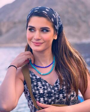 Lobna Ezzat Instagram - ولو أهل المكان ضلمة سيب لهم ضحكتك شباك 

#لبني_عزت 🤍