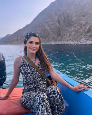 Lobna Ezzat Instagram - ولو أهل المكان ضلمة سيب لهم ضحكتك شباك 

#لبني_عزت 🤍