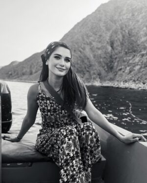 Lobna Ezzat Instagram - ولو أهل المكان ضلمة سيب لهم ضحكتك شباك 

#لبني_عزت 🤍