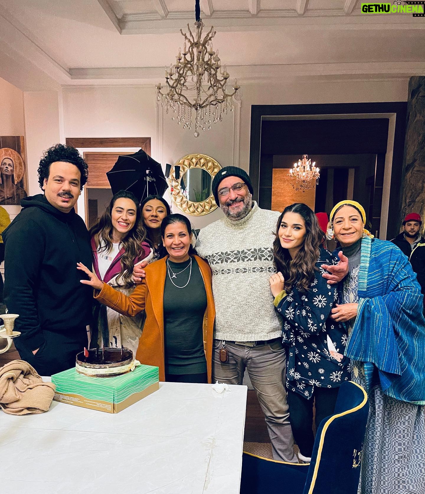 Lobna Ezzat Instagram - وأخيراً مسلسل #أولاد_عابد 🔥 شخصية #قمر أستنونا ١٥ يناير بأذن الله علي @shahid.vod @mbcgrouppr علي قنوات ال mbc يا رب يعجبكم أنا متحمسة جداً أعرف رأيكم لأني بحب كواليس المسلسل دا وبحب كل الكرو بتاعو وبحب العيلة دي إخراج المبدع دكتور @akramfarid1 مساعد مخرج casting director @ibrahimashraaf My acting coach @yassinelesamy