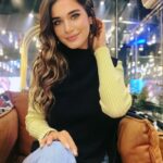 Lobna Ezzat Instagram - Swipe to smileee🐝