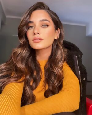 Lobna Ezzat Instagram - shining ✨
stay tuned 🔥
💄: @donnagouda.mua