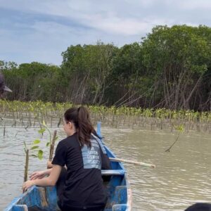 Loide Christina Teixeira Instagram - Senang sekali bisa kontribusi untuk bakti sosial bersama @ledianeofficial dalam rangka penanaman pohon mangrove sebanyak 1018. Harapan Saya semoga kegiatan ini dapat membantu Desa Bedono, Demak, Jawa Tengah untuk meminimalisir abrasi pasang laut. Seru sekali Saya mendapatkan kesempatan pengalaman untuk terjun langsung seperti ini.I had so much fun! 🌳❤️ 
#gogreen #indonesia #semarang #nature