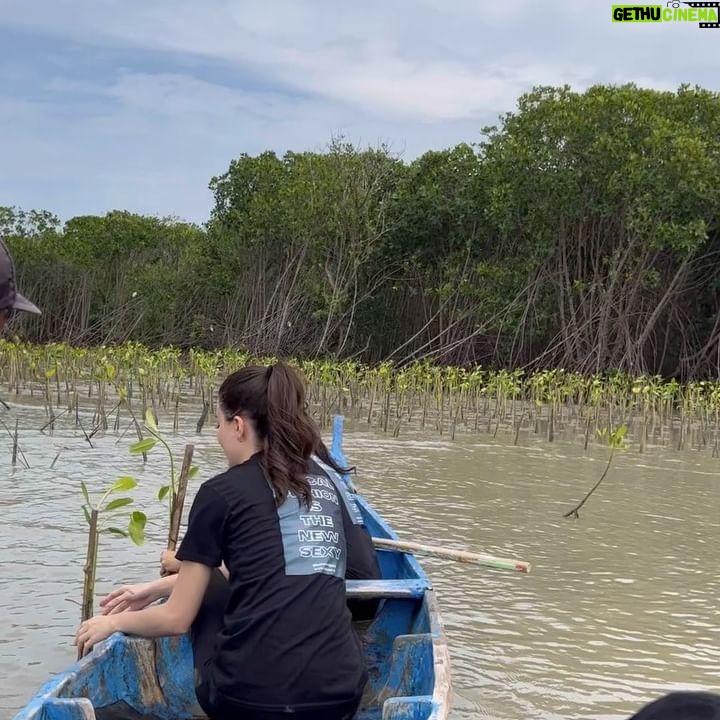 Loide Christina Teixeira - 3 Likes - Senang sekali bisa kontribusi untuk bakti sosial bersama @ledianeofficial dalam rangka penanaman pohon mangrove sebanyak 1018. Harapan Saya semoga kegiatan ini dapat membantu Desa Bedono, Demak, Jawa Tengah untuk meminimalisir abrasi pasang laut. Seru sekali Saya mendapatkan kesempatan pengalaman untuk terjun langsung seperti ini.I had so much fun! 🌳❤️
#gogreen #indonesia #semarang #nature