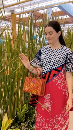 Loide Christina Teixeira Instagram - Setiap negeri punya ciri,begitu pula Indonesia dengan beragam corak dan warna batiknya. 

Good Style,Great Batik @atiq_batik 

Ada yang tahu corak batik aku pake dari mana? ❤️🥰