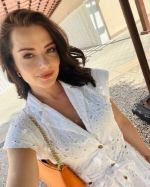 Lola Instagram - Köszönöm azt a sok-sok üzenetet, amit az utóbbi 2 hétben, a Szerencseszombatos búcsúm óta kaptam tőletek. 🙏🏼 
Köszönöm a produkciónak is, hogy  lehetőséget adtak arra, hogy így köszönhessek el. ✨ 

Azóta azért olvastam magamról 1-2 olyan dolgot, ami egyáltalán nem fedi a valóságot, ezeket szeretném most tisztázni. 
Az első, hogy nem, nem várok gyermeket. Nem ezért léptem. Annyit megígérhetek, hogyha változik a helyzet, szólok. ☺️ 
A második pedig, hogy eszem ágában sincs abbahagyni a műsorvezetést. A zenét sem. Színpadi ember vagyok, énekes, műsorvezető, előadó. Ezen egyáltalán nem szeretnék változtatni, hiszen ez az életem, a hivatásom és ez tesz boldoggá.✨ 

Szeretnék fejlődni, napról-napra jobb lenni, még többet tanulni. Vágyom az új feladatokra, új lehetőségekre. Néha pedig eljön egy olyan pont, ahol azt érezzük mennünk kell tovább. Nálam csupán ennyi történt. 🤍