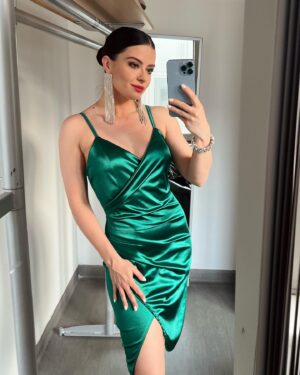 Lola Instagram - Tegnap esti szett🎬🍀 A sminkem @pipumakeup , a hajam pedig @balazsedua készítette.✨ Köszönöm csajok, hogy eltűntettétek a fáradtság és a láz nyomait! 🤍