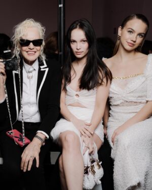 Lola Le Lann Instagram - @giambattistavalliparis show 🫶🏼

Merci à toute l’équipe pour ce show puissant, sublime et porté par l’élégance, love you ! 🌬️🌬️🌬️🌬️🤍🤍🤍🤍