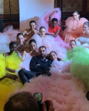 Lola Le Lann Instagram - @giambattistavalliparis 🌺🌹🌷🫀♥️