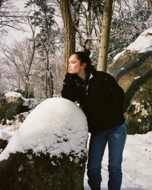 Lola Le Lann Instagram - Tombe la neige
Tu ne viendras pas ce soir
Tombe la neige
Et mon cœur s'habille de noir

Ce soyeux cortège
Tout en larmes blanches
L'oiseau sur la branche
Pleure le sortilège

(…)