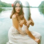 Lola Kirke Instagram - Happy valentines week ❤️ 📸 @mamahotdog 💋 @morganlindsaybeauty Skirt @geminola_nyc