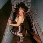 Lola Kirke Instagram - If I’m this cute backstage IMAGINE how cute I am onstage 😉 📸 @rettrogers
