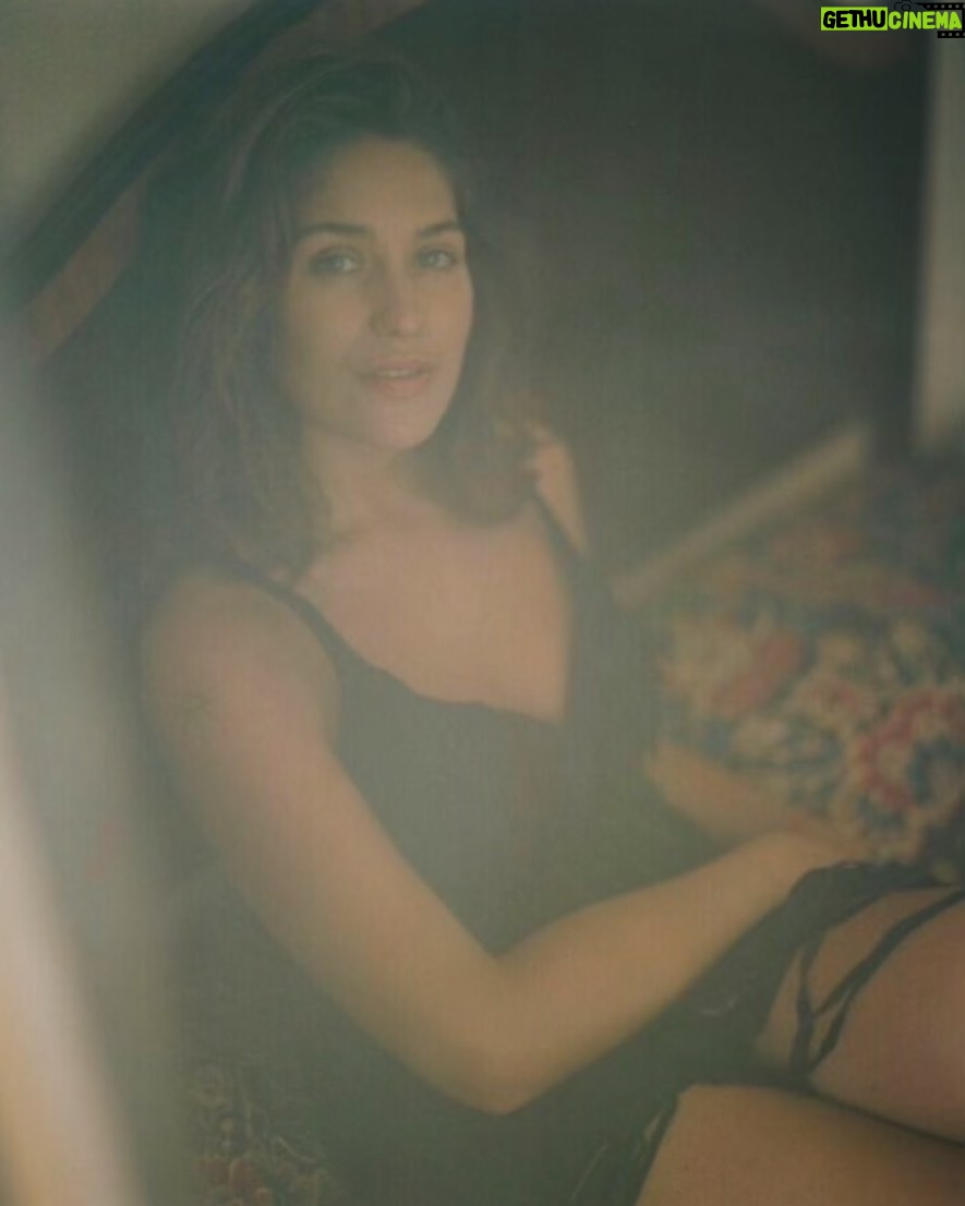 Lola Kirke Instagram - Just announced!! New June shows in PA, RI, MI, and MO! Presale begins Thursday, April 4 at 10am local and general on sale begins Friday, April 5 at 10am local. ALSO tickets for our show at Buck’s are on sale now! ❤️ Get your tickets and sign up to get your presale code sent on April 3 by at the link in my bio! Or text PRESALE to 1 (469) 481-3885 📸 @wardkweskin