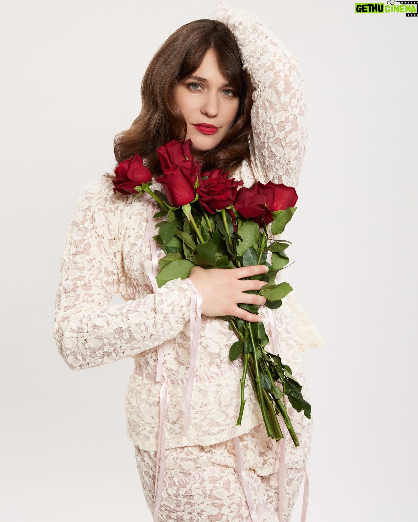 Lola Kirke Instagram - Tucson!! Our April 25 show is only a couple weeks away. Got a couple extra tickets here for y’all! 🎫 To enter to win, text TUCSON to 1 (469) 481-3885 or sign up at the link in my bio 📸 @briannewills