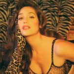 Lola Kirke Instagram - Casual pic of me wondering which songs I should play on the Bat Outta Beverly Hills tour 🐆 what do you think? Tell me in the comments section ❤️ 📸 @electraking 💄 @jkinigopoulos 🐆 @rosegoldvtg