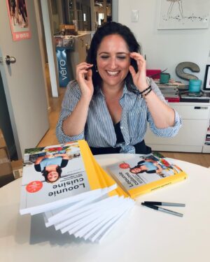 Loounie Instagram - Il y a 5 ans, j’entamais ma première semaine comme pigiste après avoir eu une seule job étudiante pendant 6 ans et une carrière comme ergothérapeute à la même clinique pendant 16 ans. J’avais une hypothèque à payer seule et juste un projet de livre qui était signé, mais aucun plan précis pour réussir à gagner ma vie. Et aucun repère dans l’instabilité.

J’essaie de faire un bilan de ces 5 dernières années et la seule chose qui me vient en tête c’était un énorme sentiment de reconnaissance. Je pense que j’aurais ri si quelqu’un m’avait dit que je publierais deux best-sellers, que j’animerais deux saisons d’un balado qui changerait ma vie de plein de façons, que je lancerais un produit en épicerie, que j’aurais un menu chez un traiteur, que je ferais de la radio, de la télé et de la création numérique avec des gens extraordinaires et que j’aurais ma face dans les corridors de Radio-Canada et quelques abribus. 🥲

J’aimerais ça vous dire que tout est possible en travaillant fort, mais je ne pense pas que ça soit si simple. Je pense aussi que j’ai un peu gagné à la loterie et que j’ai la chance d’être accompagnée par les meilleurs, comme ma gérante @sylsav qui veille sur moi depuis le début chez @koscene, mes partenaires d’affaire @soyadistinction, @zemorissette et @avecplaisirs, mon éditrice @mhigginsroy de chez @koeditions, la gang de @moijmange, la gang de @mordu, la gang de @rc_penelope, la gang de @5_chefs_dans_ma_cuisine, la gang de @magazine_vero, la gang de @rc_ohdio et de @kotv et des clients comme @metromonepicier et plein d’autres. 

Et VOUS! ❤️❤️❤️

Merci pour tout! Y’a d’autres belles choses qui s’en viennent. Xxx