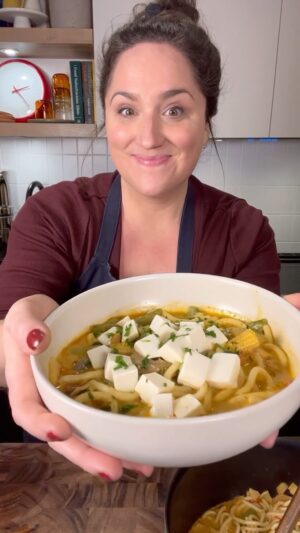 Loounie Instagram - À la demande générale, «Pèse sur le champignon» est de retour avec des recettes faciles et rapides à préparer. 

Dans cette capsule, on concocte une soupe de nouilles udon au cari crémeux, qui est beaucoup plus simple à cuisiner qu'elle en a l'air!

#mordu #metromonepicier #loouniecuisine