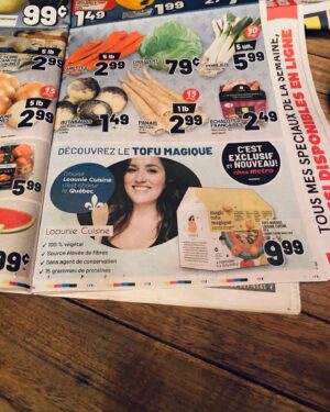 Loounie Instagram - Il y a 5 ans, j’entamais ma première semaine comme pigiste après avoir eu une seule job étudiante pendant 6 ans et une carrière comme ergothérapeute à la même clinique pendant 16 ans. J’avais une hypothèque à payer seule et juste un projet de livre qui était signé, mais aucun plan précis pour réussir à gagner ma vie. Et aucun repère dans l’instabilité.

J’essaie de faire un bilan de ces 5 dernières années et la seule chose qui me vient en tête c’était un énorme sentiment de reconnaissance. Je pense que j’aurais ri si quelqu’un m’avait dit que je publierais deux best-sellers, que j’animerais deux saisons d’un balado qui changerait ma vie de plein de façons, que je lancerais un produit en épicerie, que j’aurais un menu chez un traiteur, que je ferais de la radio, de la télé et de la création numérique avec des gens extraordinaires et que j’aurais ma face dans les corridors de Radio-Canada et quelques abribus. 🥲

J’aimerais ça vous dire que tout est possible en travaillant fort, mais je ne pense pas que ça soit si simple. Je pense aussi que j’ai un peu gagné à la loterie et que j’ai la chance d’être accompagnée par les meilleurs, comme ma gérante @sylsav qui veille sur moi depuis le début chez @koscene, mes partenaires d’affaire @soyadistinction, @zemorissette et @avecplaisirs, mon éditrice @mhigginsroy de chez @koeditions, la gang de @moijmange, la gang de @mordu, la gang de @rc_penelope, la gang de @5_chefs_dans_ma_cuisine, la gang de @magazine_vero, la gang de @rc_ohdio et de @kotv et des clients comme @metromonepicier et plein d’autres. 

Et VOUS! ❤️❤️❤️

Merci pour tout! Y’a d’autres belles choses qui s’en viennent. Xxx