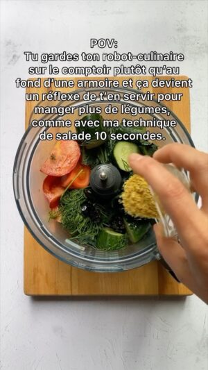 Loounie Instagram - On met tous nos légumes et même les ingrédients pour la vinaigrette, on broie avec 7-8 pulsations, et c’est prêt! 

Et oui, je sais que ça prend de la place sur un comptoir, mais si on est capable d’en faire, ça peut vraiment nous faciliter la vie! 

J’ai parlé de cette technique lors de mon passage à l’émission @rc_penelope hier! Tapez « salade 10 secondes » dans un moteur de recherche pour une recette avec des quantités exactes. #loouniecuisine #vegan