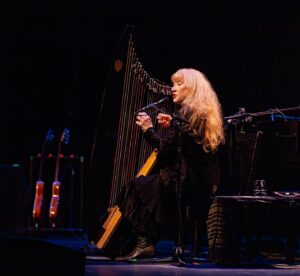 Loreena McKennitt Instagram - Thank you to all our friends in the United States 🇺🇸 for Revisiting The Visit with us, it has been an enchanted tour. Now, as Loreena sings in The Old Ways, ‘the dance carried on’… it’s taking us home to Canada 🇨🇦 for the final four shows of the tour —we hope to see you soon.
 
Find tickets for our Canadian concert dates in 𝐁𝐈𝐎 𝐋𝐈𝐍𝐊 @LoreenaMcKennitt
 
#TheVisitRevisited #Winnipeg #WinnipegMB #Saskatoon #SaskatoonSK #Edmonton #EdmontonAB #Calgary #CalgaryAB
 
@centennialconcerthall
@winnipegfolkfestival
@tourismwinnipeg
@tcu_place
@discoversaskatoon
@jubilee_ab
@edmfolkfest 
@exploreedmonton
@tourismcalgary
@calgarysworld
 
📸 @MarkMcCauley
📍 Indianapolis, IN (11/03/23)