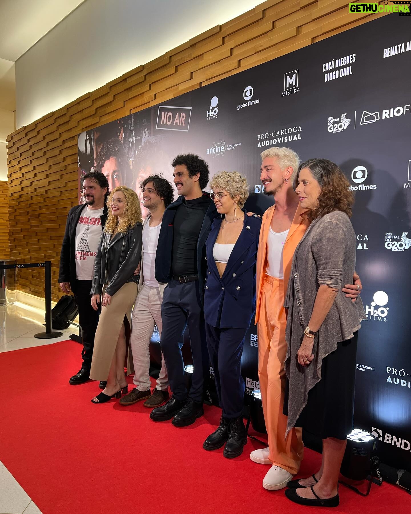 Lorena Comparato Instagram - Viciada nesse cabelo e nesse filme ✨🤘🏽🎬 VAI NO CINEMA ver AUMENTA QUE é ROCK N ROLL !!! Primeiro final de semana é o que rege o resto da temporada do filme. É MUITO importante prestigiar !!! Vai lá conhecer a história da Rádio M4LDITA FM FLUMINENSE !!! É um filme histórico !!! E com a @flordiegues ♥️ PARABÉNS a todos da equipe e elenco. @tomasportella você é F0D4 !!! 📸 by @robertofilho_profissional