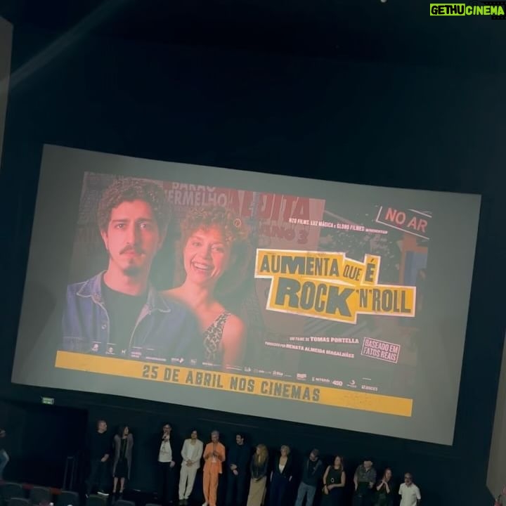 Lorena Comparato Instagram - Viciada nesse cabelo e nesse filme ✨🤘🏽🎬 VAI NO CINEMA ver AUMENTA QUE é ROCK N ROLL !!! Primeiro final de semana é o que rege o resto da temporada do filme. É MUITO importante prestigiar !!! Vai lá conhecer a história da Rádio M4LDITA FM FLUMINENSE !!! É um filme histórico !!! E com a @flordiegues ♥️ PARABÉNS a todos da equipe e elenco. @tomasportella você é F0D4 !!! 📸 by @robertofilho_profissional