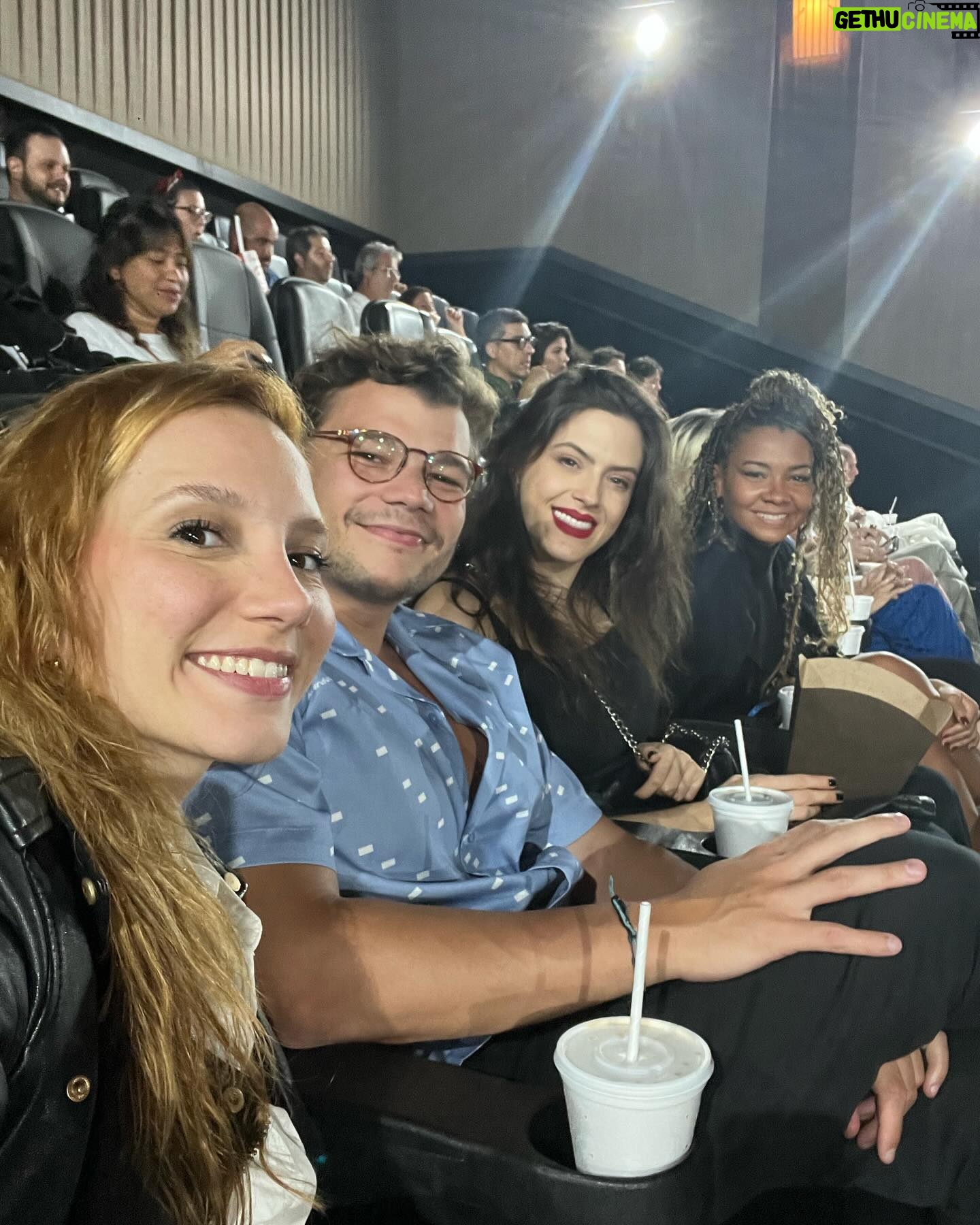 Lorena Comparato Instagram - Viciada nesse cabelo e nesse filme ✨🤘🏽🎬 VAI NO CINEMA ver AUMENTA QUE é ROCK N ROLL !!! Primeiro final de semana é o que rege o resto da temporada do filme. É MUITO importante prestigiar !!! Vai lá conhecer a história da Rádio M4LDITA FM FLUMINENSE !!! É um filme histórico !!! E com a @flordiegues ♥️ PARABÉNS a todos da equipe e elenco. @tomasportella você é F0D4 !!! 📸 by @robertofilho_profissional