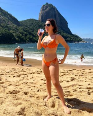 Lorena Comparato Instagram - Ela tá de cabelinho novo ela 💙 e morrendo de saudades do paulista mais carioca de Los Angeles @arthurdeucher